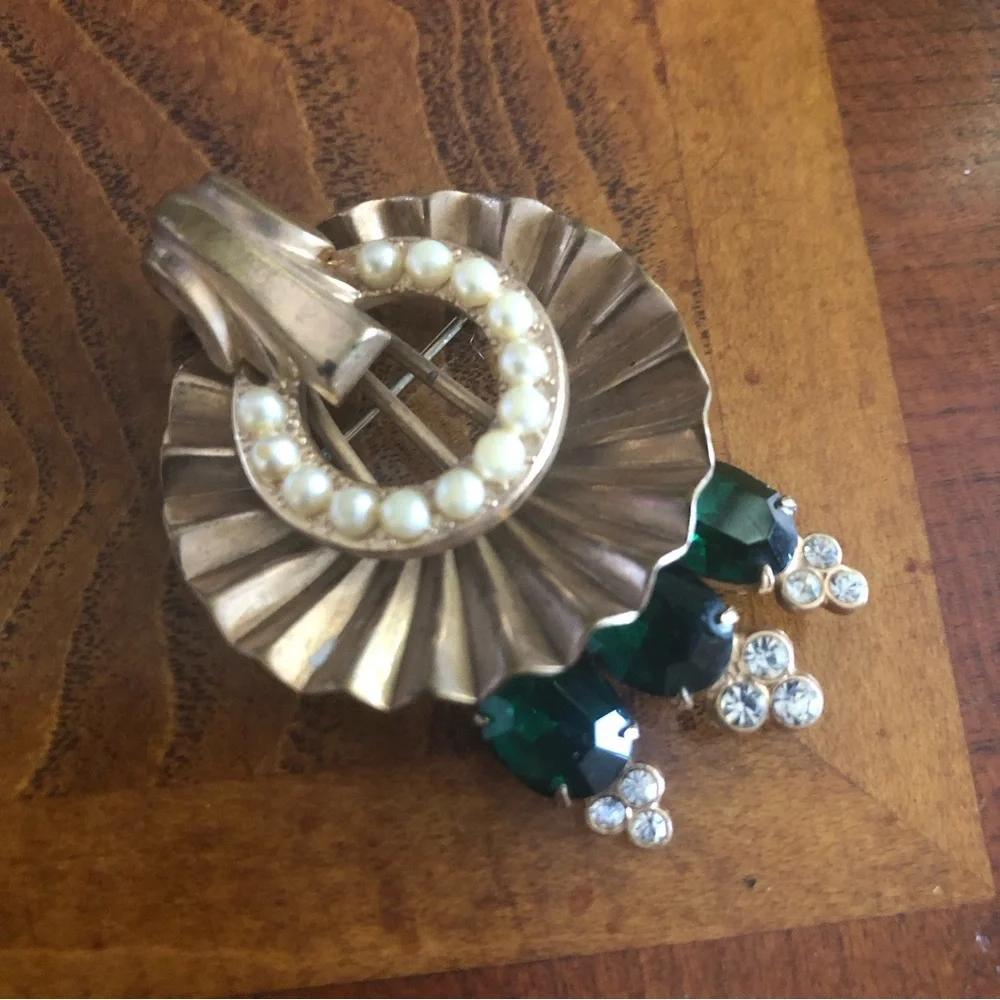 Antique art deco emerald stone pearl accent brooch pin
